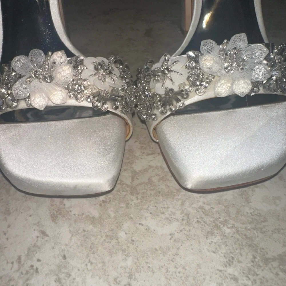Badgley‎ Mischka Alexa Satin White Silver Embellished Strappy Heels Open Toe 7.5